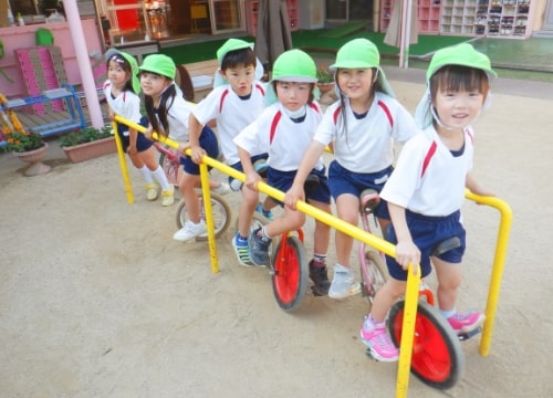 一輪車で遊ぶ園児たち